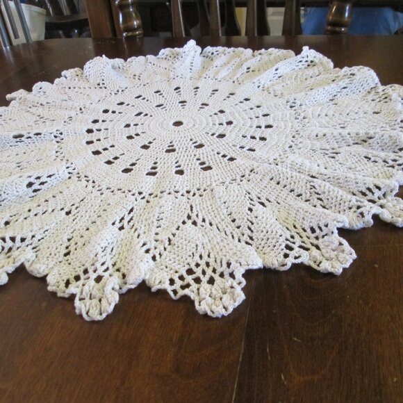 Vtg large 22"(56cm)round crocheted ecru white cotten table doily 22"(56cm) x 22" - Picture 11 of 11